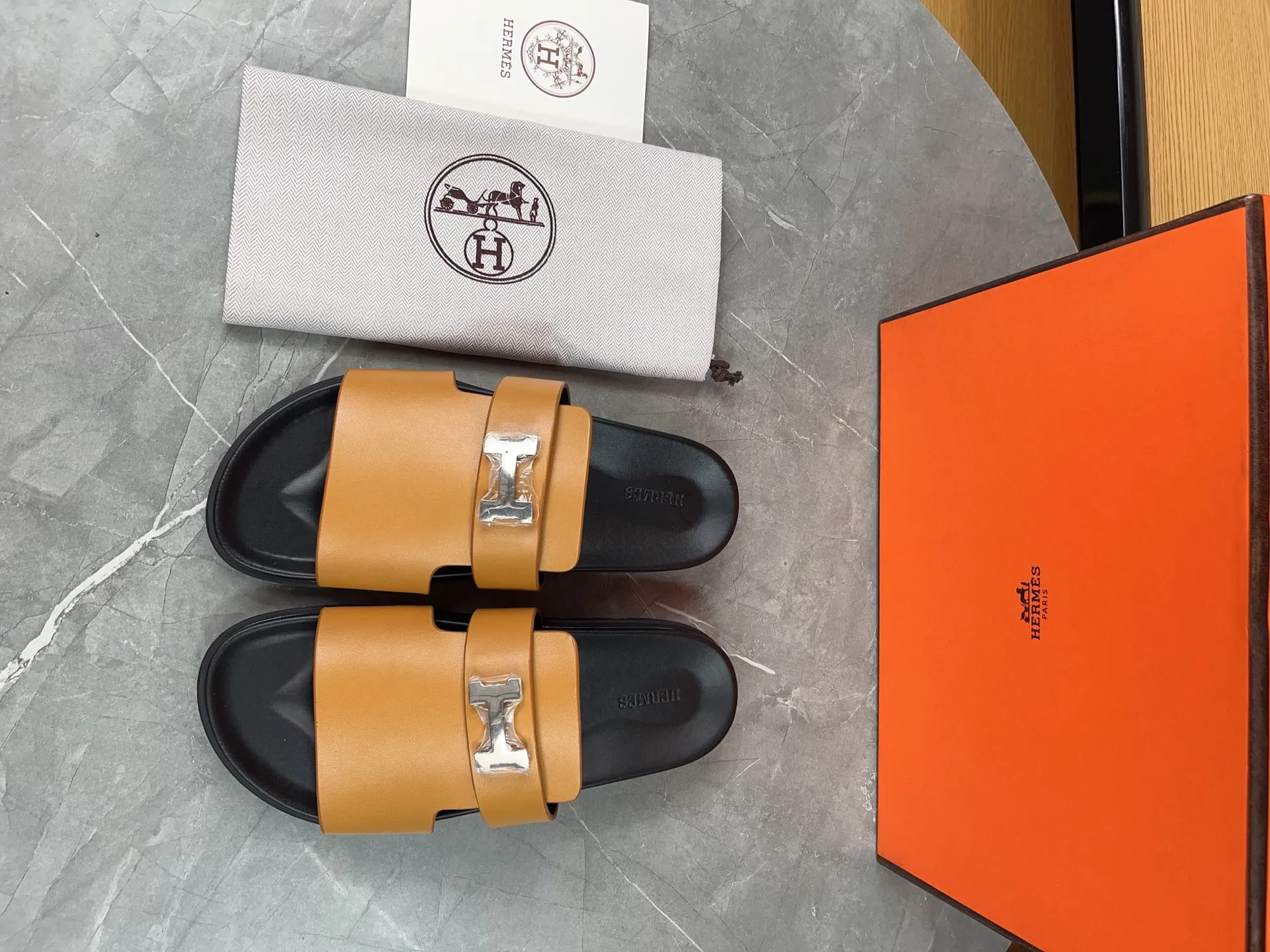 p440🐮🐮H family classic (couples) buckle slippers ✅ Hermes Hermes spring and summer sandals series! Classic style, always popular slippers - sandals, great with any combination! ! ! Upper: imported palmprint PU inner lining: imported mixed sheepskin Outsole: Tpu non-slip and wear-resistant outsole Female size: 35-40 (41 customized) Male size: 39-45 (39.45 customized)
